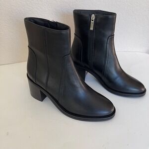 NWOT Aguatalia leather boots